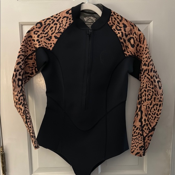 Billabong Other - Billabong Black Wetsuit with Leopard Print Tan Sleeves